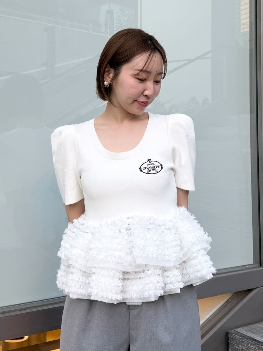 ホワイト系のニット/セーター、グレー系のその他パンツを着用したレディースの春コーディネートの7枚目の写真