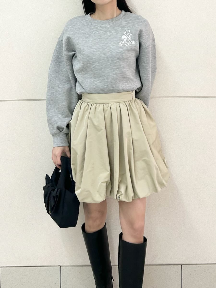 ブラック系のブーツ、グレー系のスウェット、ベージュ系のその他パンツを着用したレディースの冬コーディネートの5枚目の写真