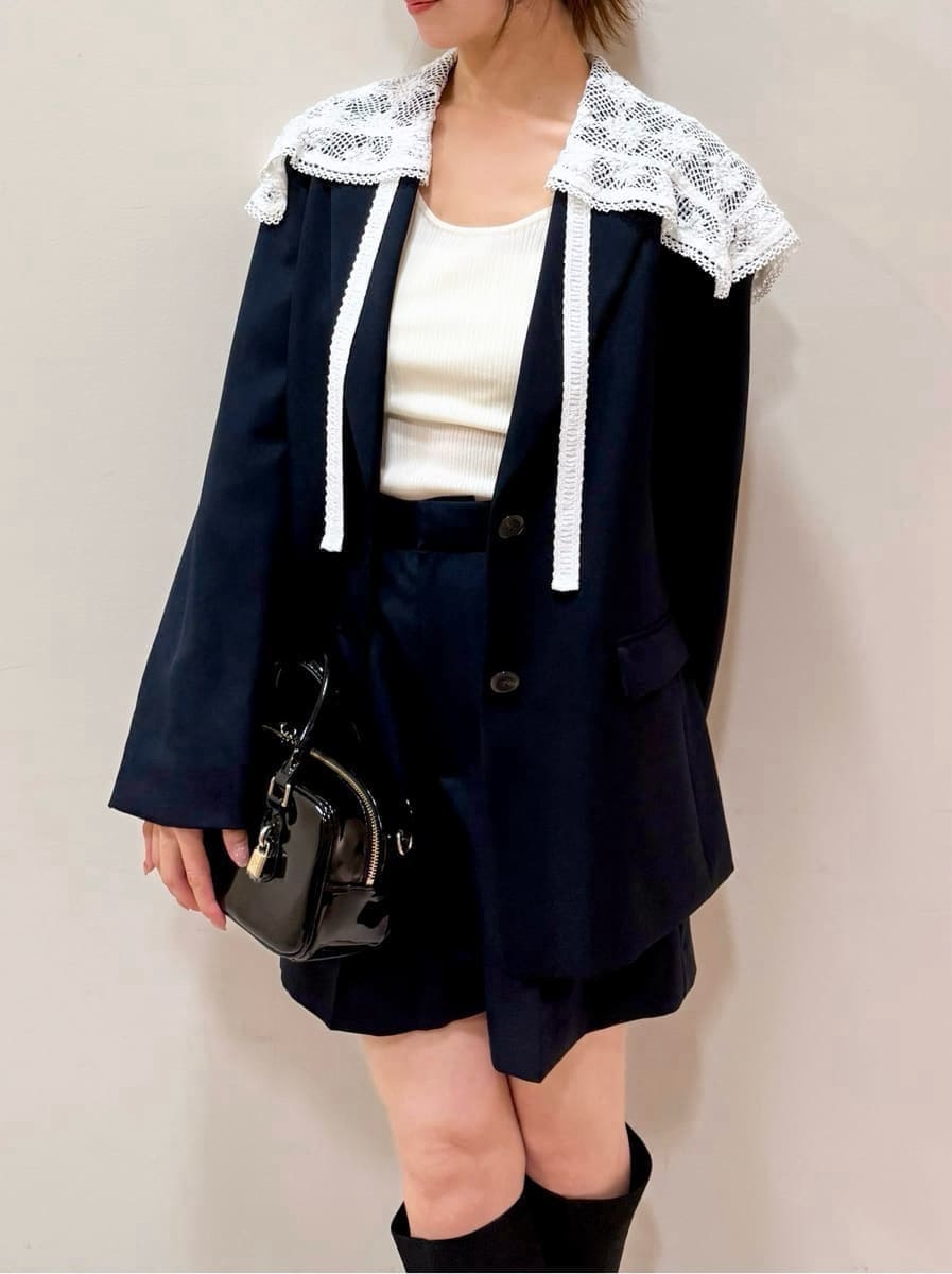 ブルー系のテーラードジャケット、ブルー系のその他パンツ、ホワイト系のニット/セーターを着用したレディースの秋コーディネートの4枚目の写真