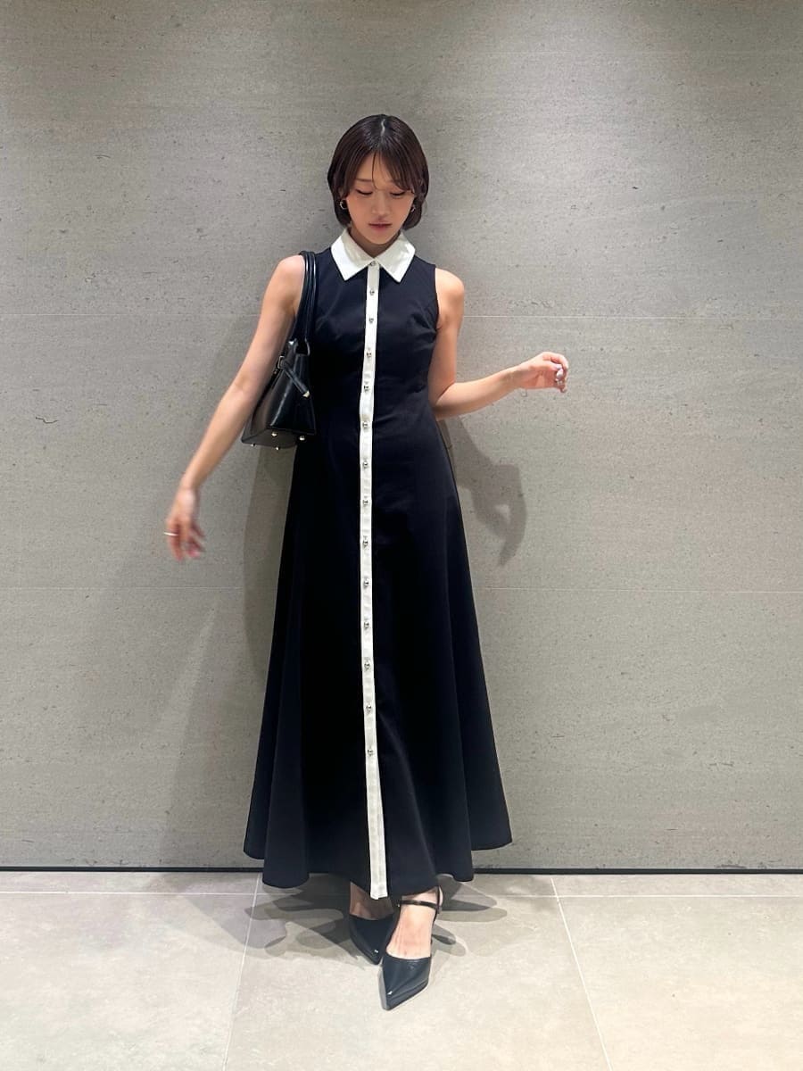 その他のワンピース、ブラック系のパンプス、ブラウン系のボストンバッグを着用したレディースの夏コーディネートの4枚目の写真