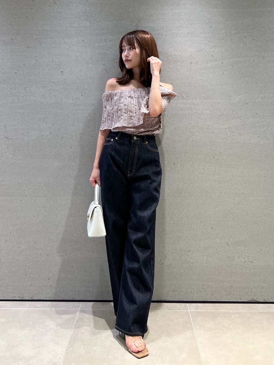 ブラウン系のシャツ/ブラウス、ホワイト系のデニムパンツ、ホワイト系のショルダーバッグを着用したレディースの夏コーディネートの2枚目の写真