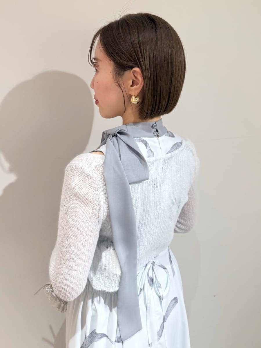 ブルー系のワンピース、ゴールド系のピアス（両耳用）を着用したレディースの冬コーディネートの10枚目の写真