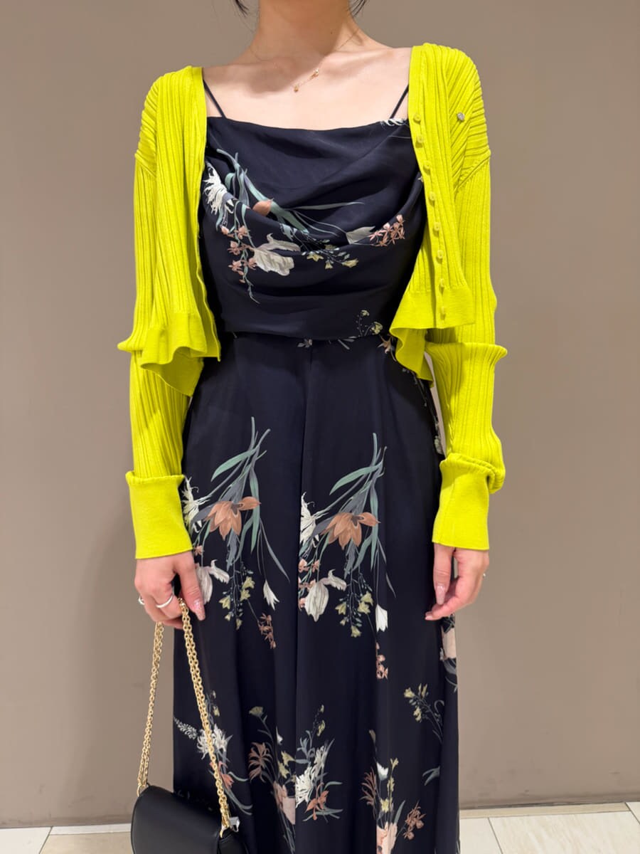 イエロー系のカーディガン/ボレロ、ブルー系のワンピース、ブラック系のパンプスを着用したレディースの冬コーディネートの6枚目の写真