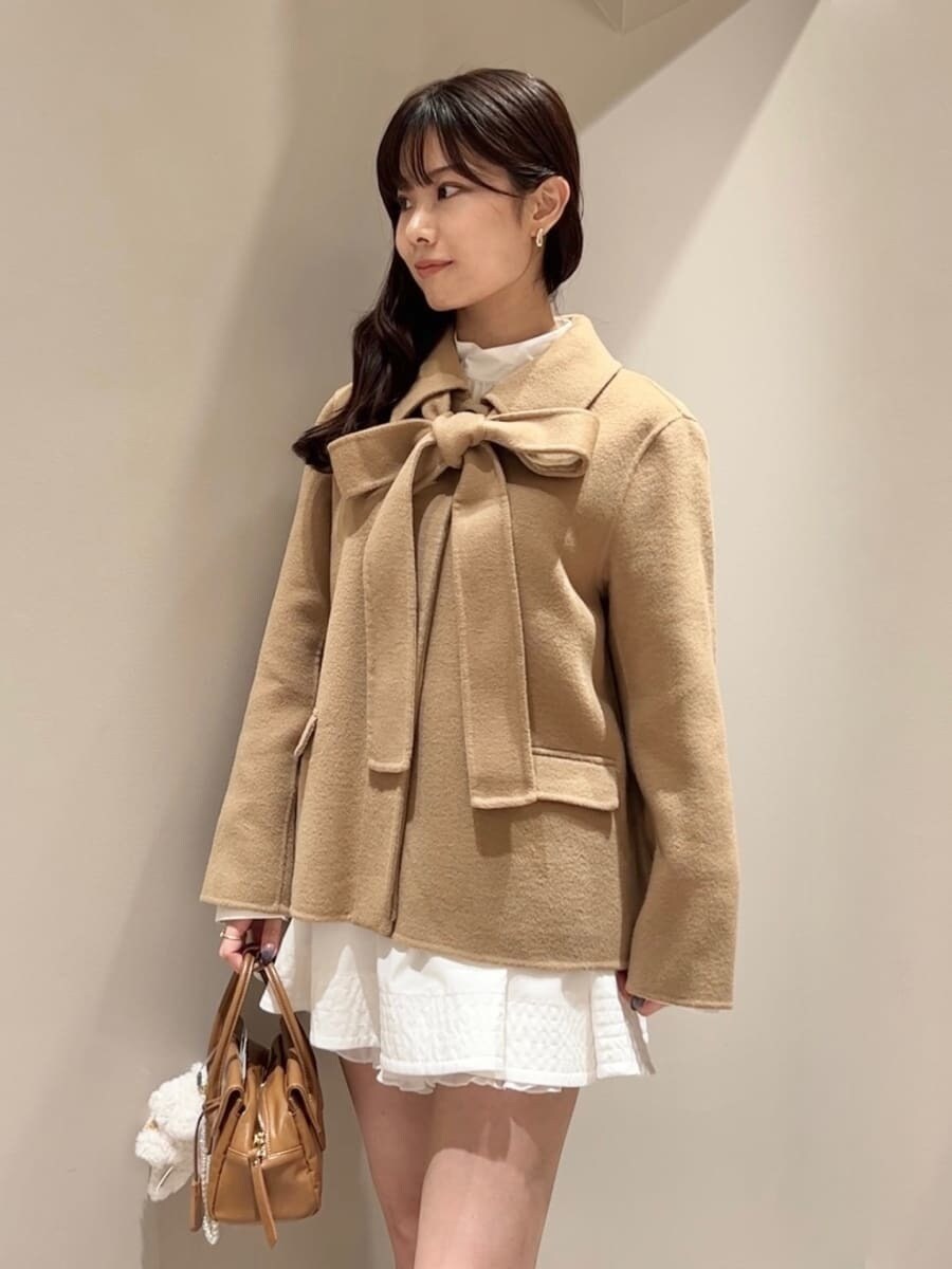 イエロー系のテーラードジャケット、ホワイト系のシャツ/ブラウス、ホワイト系のその他パンツを着用したレディースの秋コーディネートの5枚目の写真