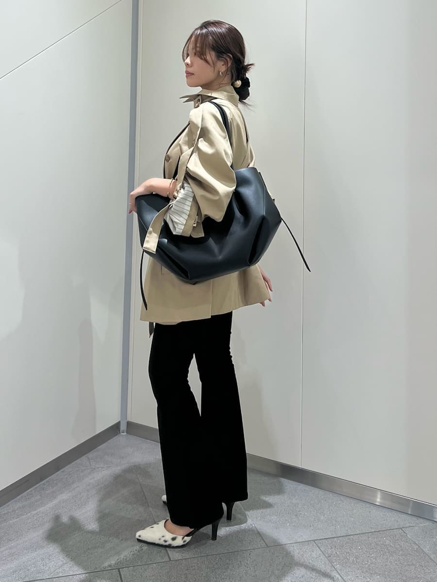 ベージュ系のトレンチコート、その他のパンプス、ブラック系のトートバッグを着用したレディースの秋コーディネートの2枚目の写真
