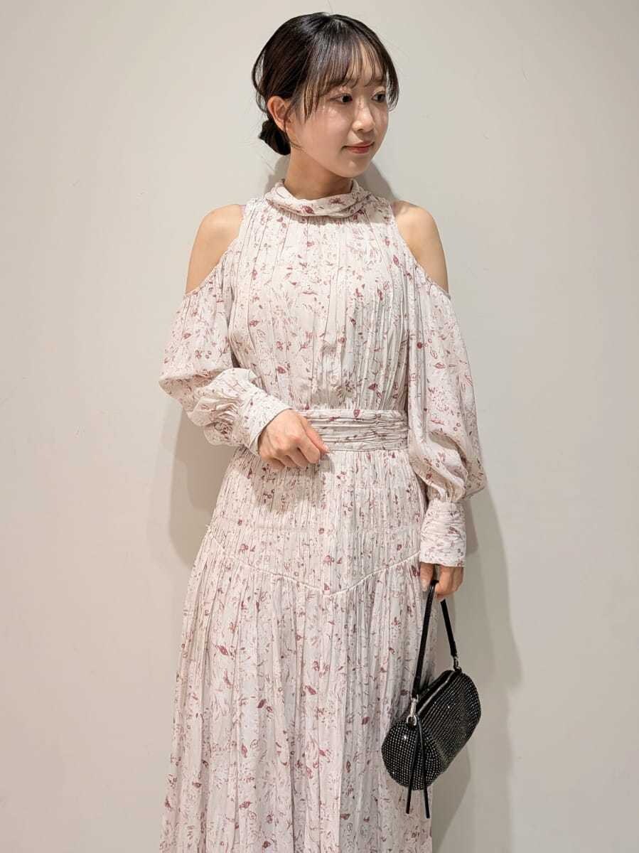 ブラック系のブーツ、ピンク系のワンピース、ホワイト系のカーディガン/ボレロを着用したレディースの冬コーディネートの4枚目の写真