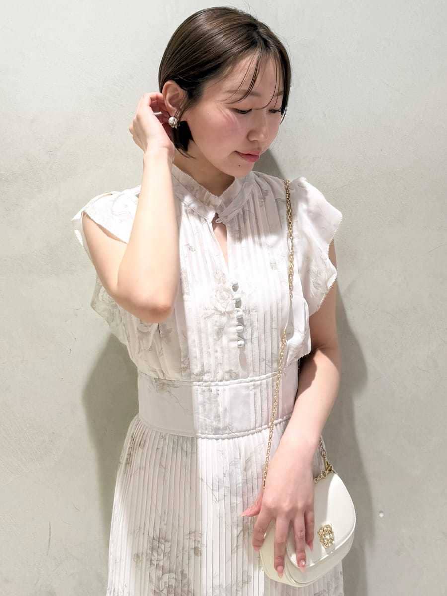 ピンク系のワンピース、ホワイト系のショルダーバッグを着用したレディースの春コーディネートの8枚目の写真