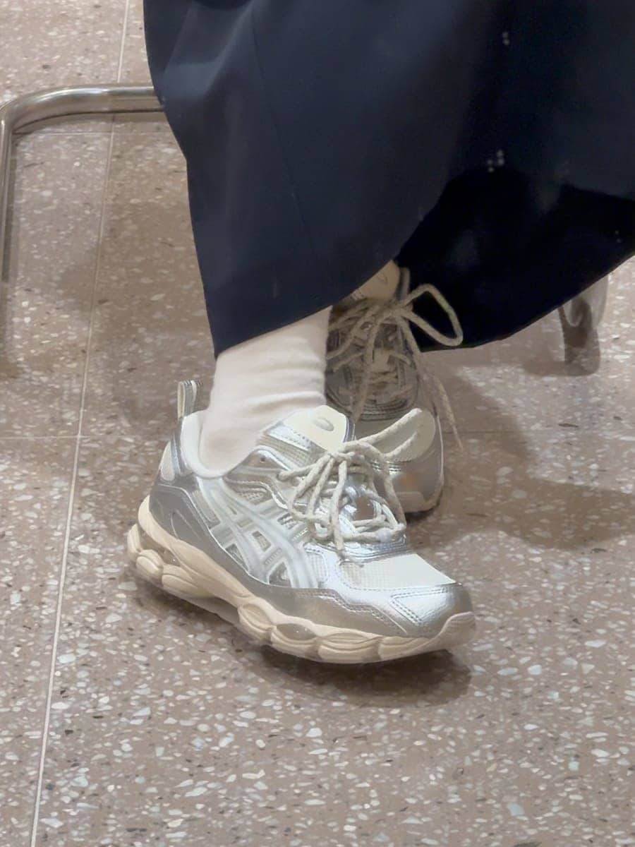 ブルー系のスカート、ホワイト系のシャツ/ブラウス、イエロー系のショルダーバッグを着用したレディースの冬コーディネートの8枚目の写真