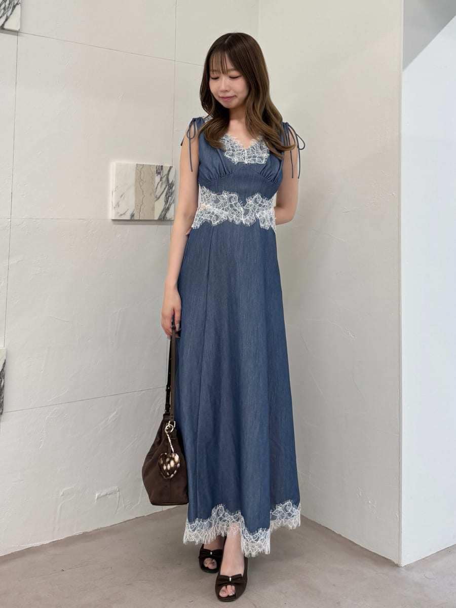 ブルー系のワンピース、ブラウン系のショルダーバッグを着用したレディースの夏コーディネートの2枚目の写真