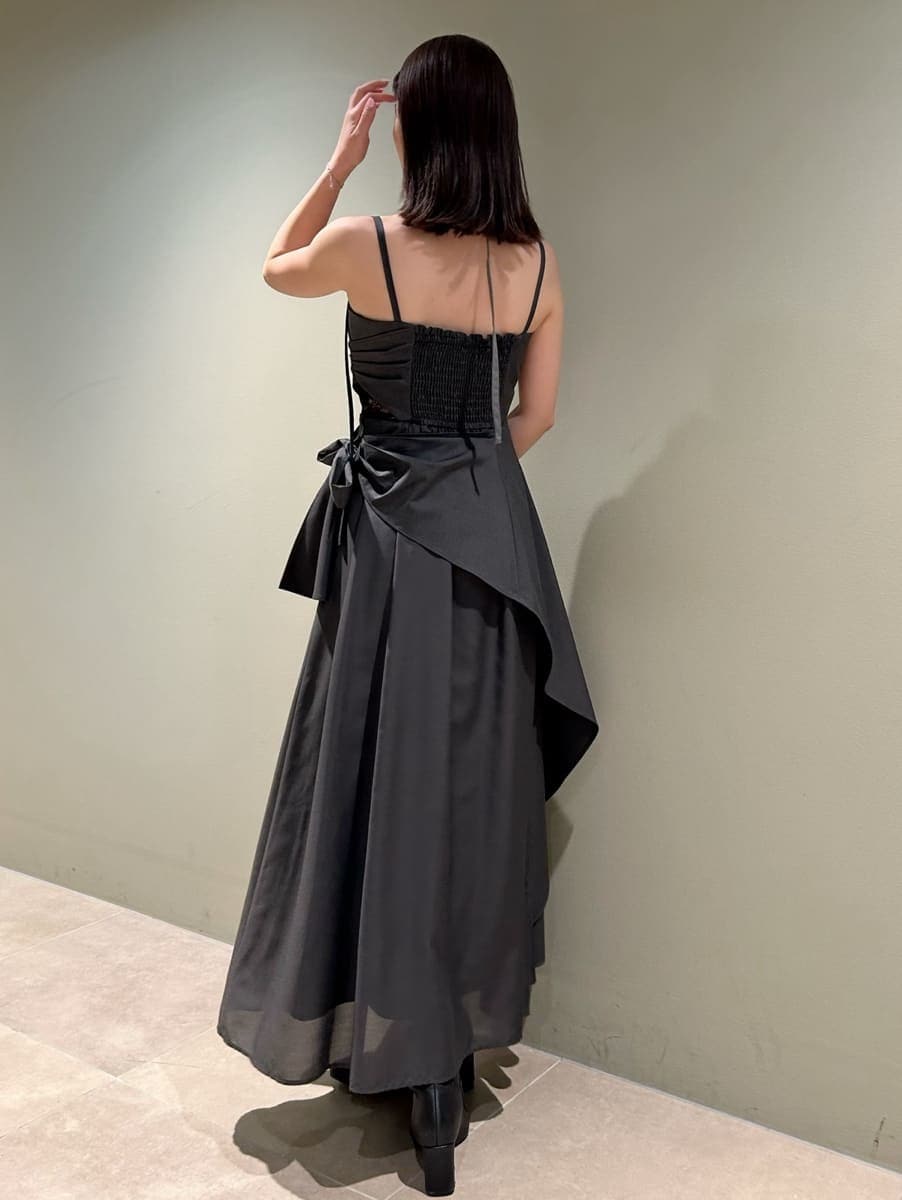 グレー系のワンピース、ベージュ系のショルダーバッグを着用したレディースの春コーディネートの3枚目の写真