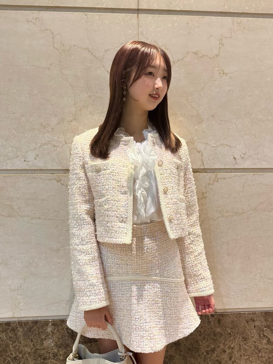 その他のノーカラージャケット、その他のスカート、ホワイト系のシャツ/ブラウスを着用したレディースの冬コーディネートの5枚目の写真