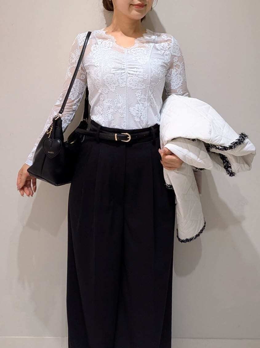 ホワイト系のテーラードジャケット、ブラック系のその他パンツ、ブルー系のTシャツ/カットソーを着用したレディースの秋コーディネートの7枚目の写真