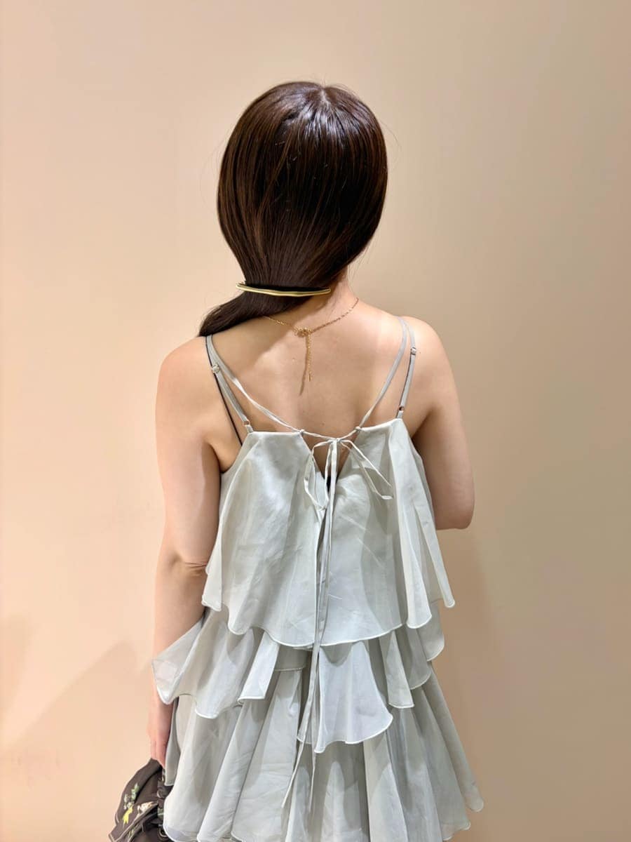 ブラウン系のハンドバッグ、ホワイト系のテーラードジャケット、グリーン系のドレスを着用したレディースの夏コーディネートの7枚目の写真