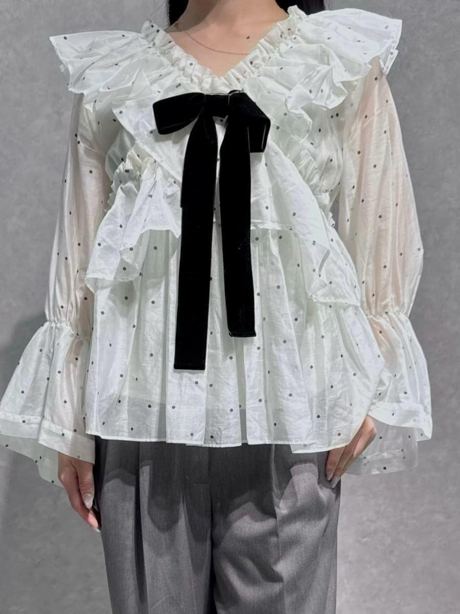 グレー系のその他パンツ、その他のシャツ/ブラウス、ブラック系のサンダルを着用したレディースの秋コーディネートの5枚目の写真