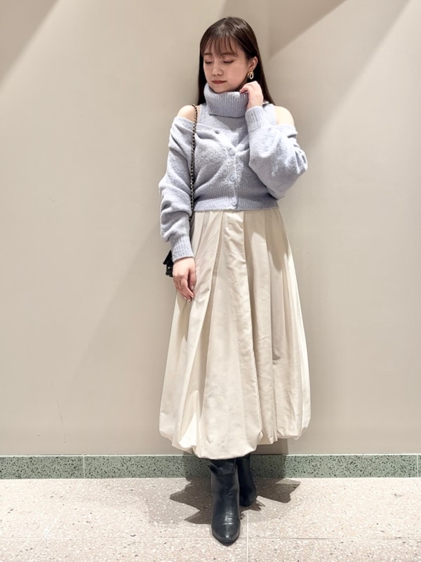 ブルー系のニット/セーター、ブルー系のカーディガン/ボレロ、ホワイト系のスカートを着用したレディースの秋コーディネートの6枚目の写真