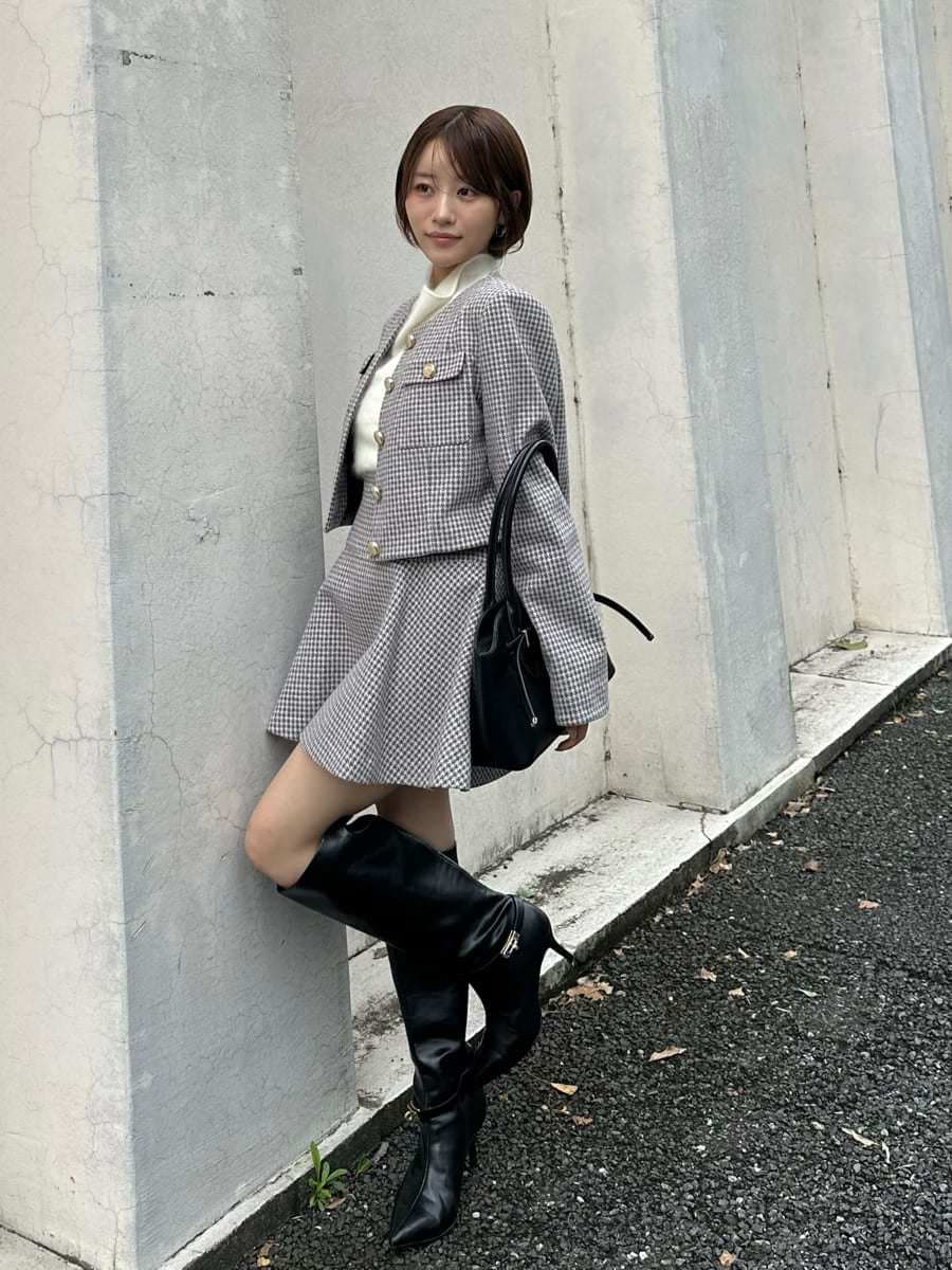 その他のノーカラージャケット、その他のその他パンツ、ホワイト系のTシャツ/カットソーを着用したレディースの秋コーディネートの3枚目の写真