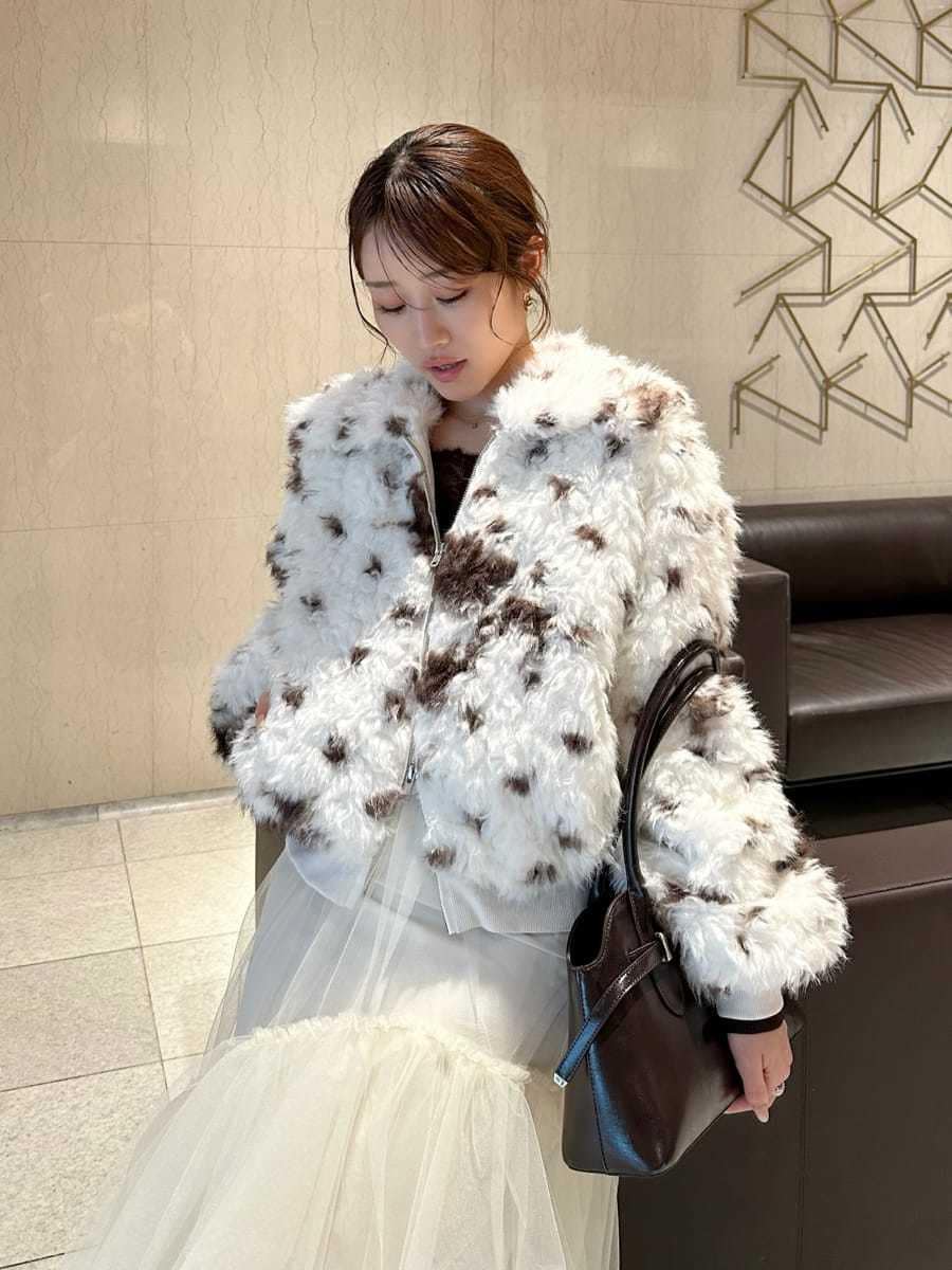 その他のブルゾン、ベージュ系のスカート、ブラウン系のニット/セーターを着用したレディースの秋コーディネートの2枚目の写真