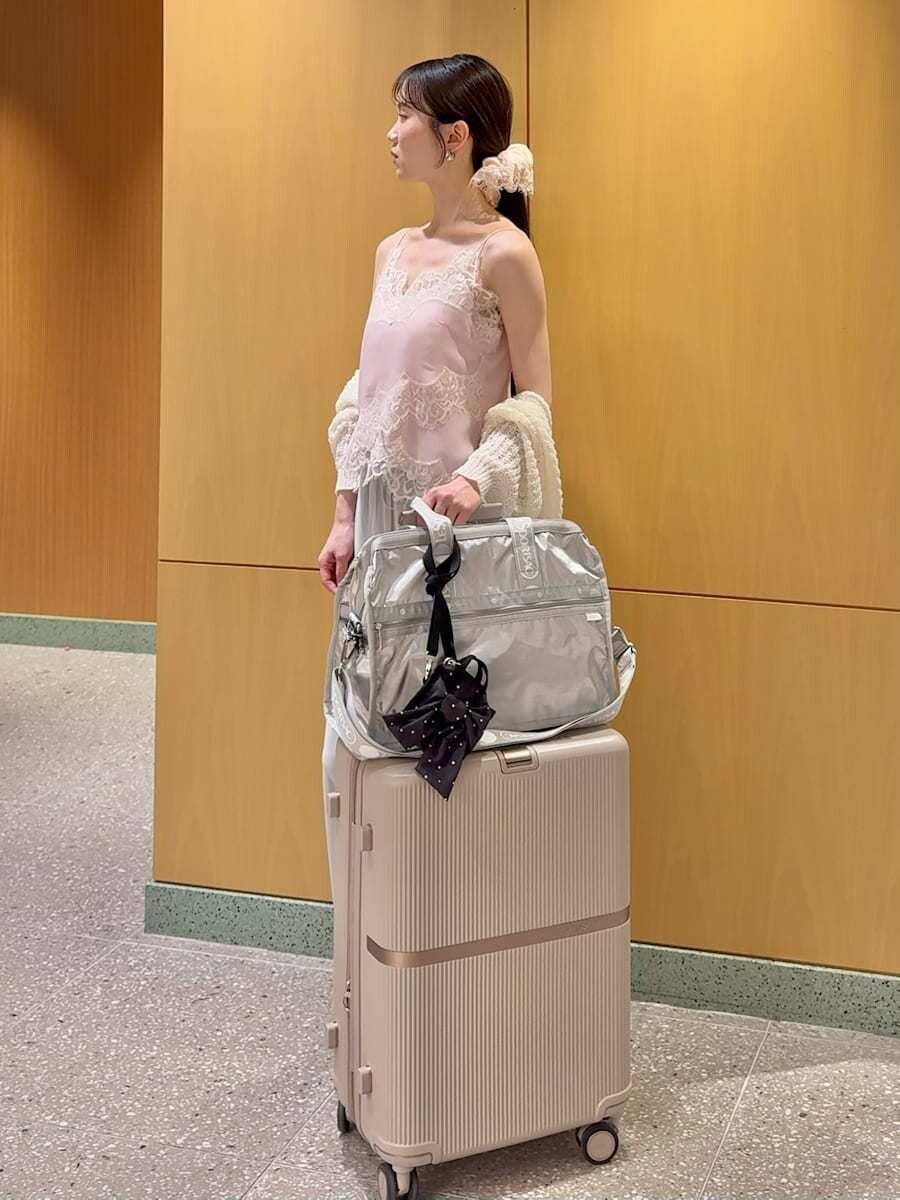 シルバー系のその他パンツ、ピンク系のキャミソール、ホワイト系のカーディガン/ボレロを着用したレディースの春コーディネートの2枚目の写真