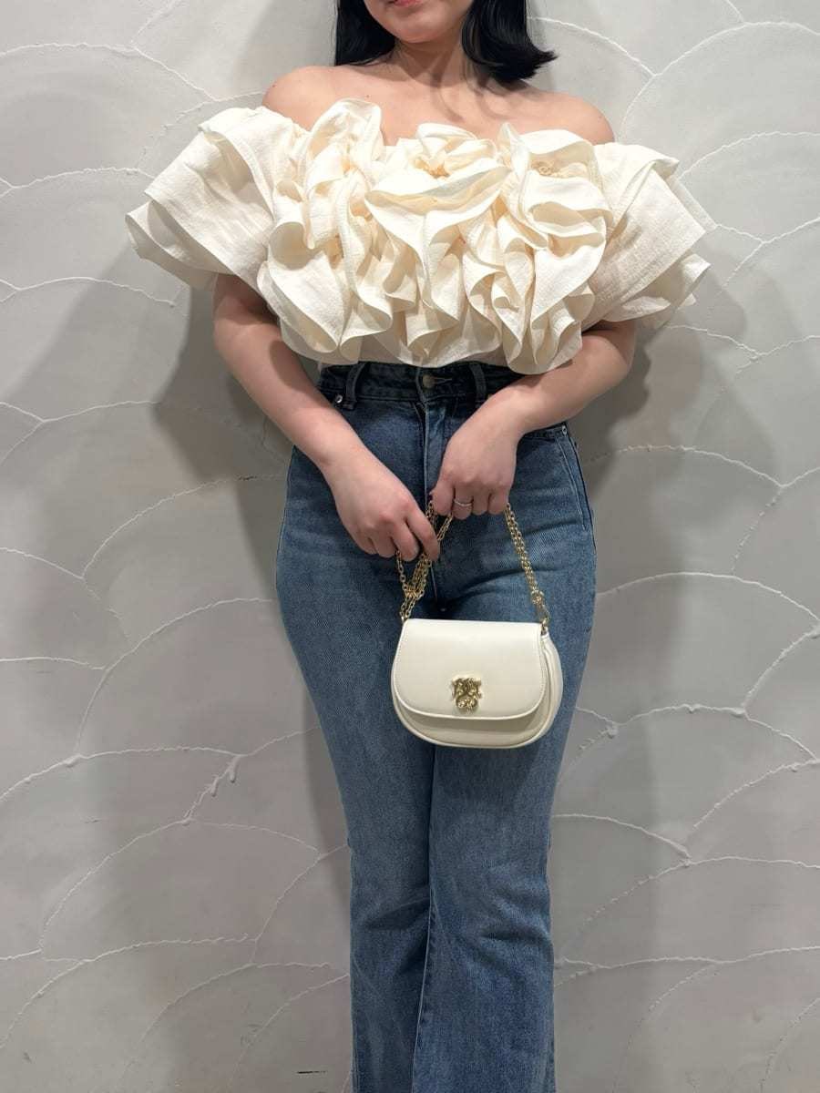 ブルー系のその他パンツ、ホワイト系のシャツ/ブラウス、その他のパンプスを着用したレディースの冬コーディネートの4枚目の写真