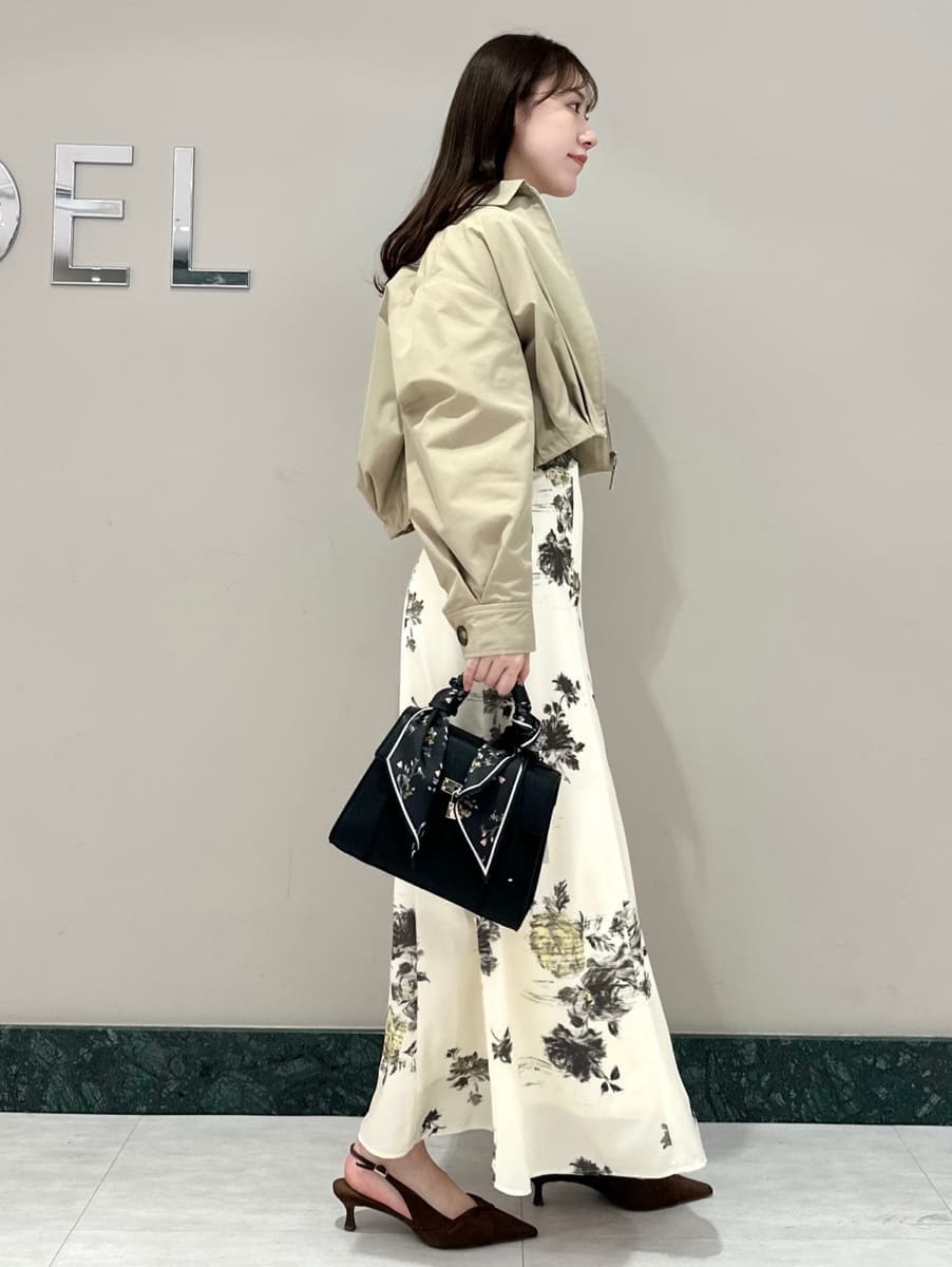 ベージュ系のブルゾン、イエロー系のワンピース、ブラウン系のパンプスを着用したレディースの春コーディネートの3枚目の写真