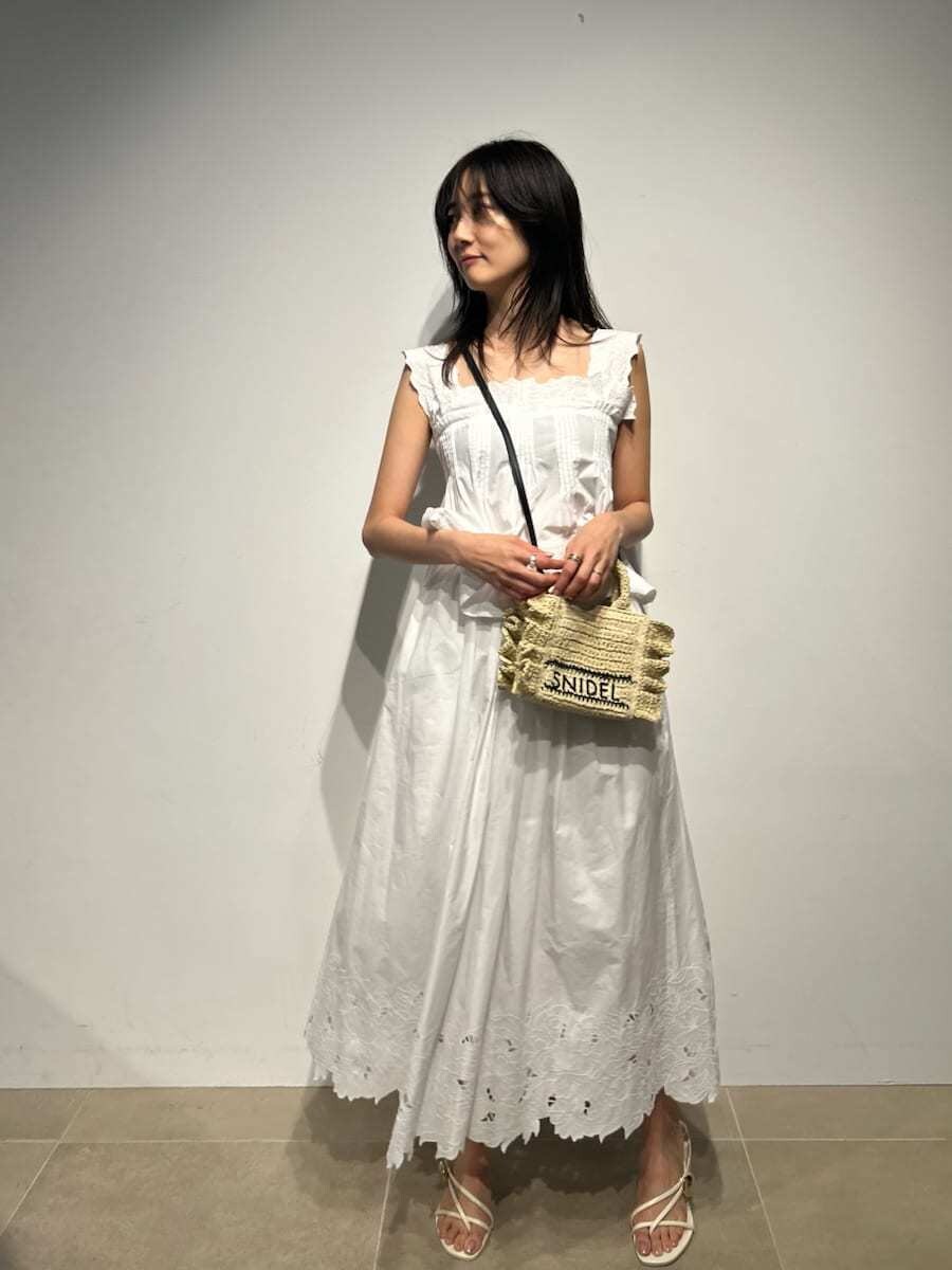 ホワイト系のスカート、ホワイト系のシャツ/ブラウス、ベージュ系のショルダーバッグを着用したレディースの冬コーディネートの3枚目の写真