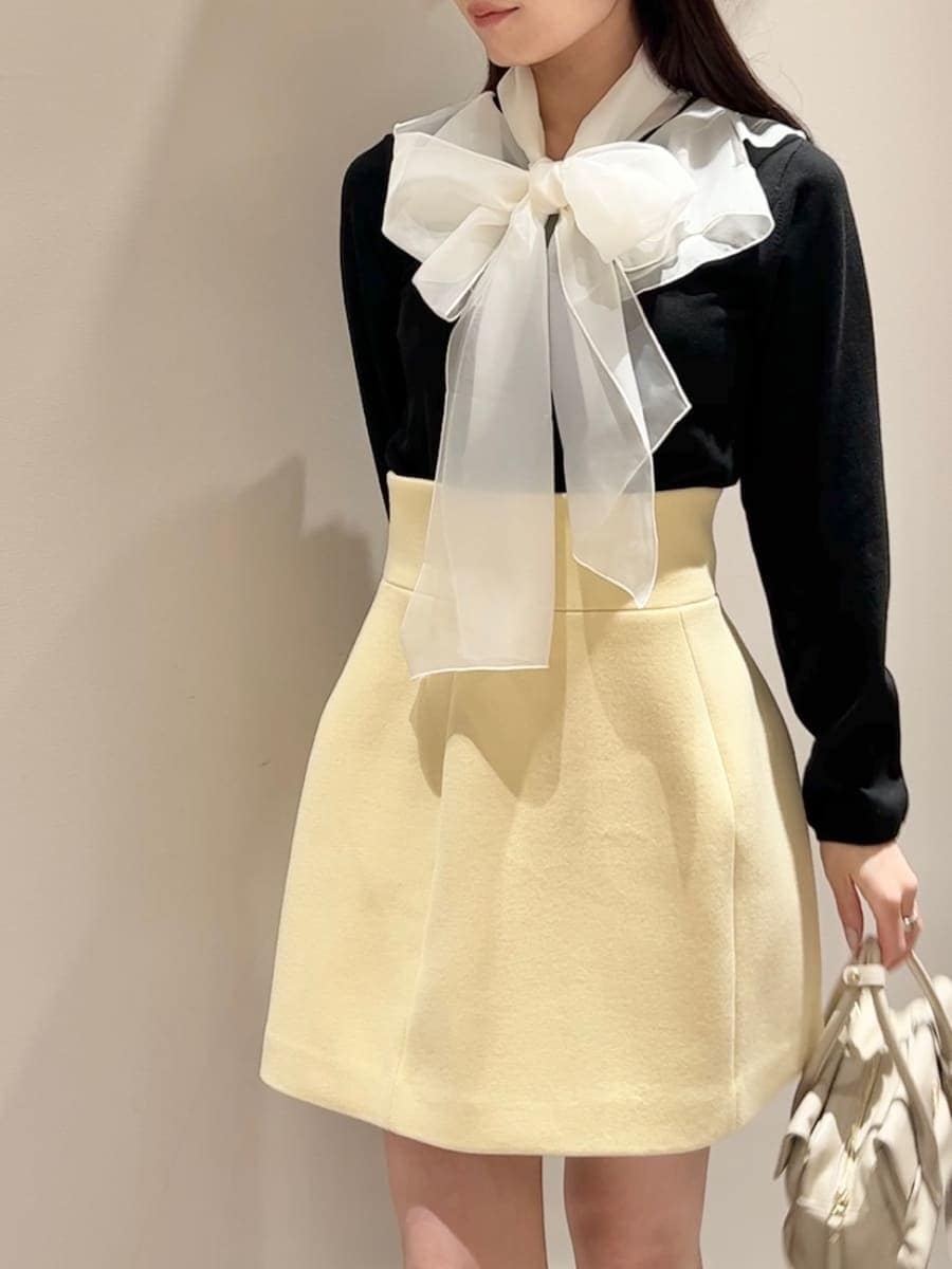 その他のニット/セーター、イエロー系のピーコート、イエロー系のスカートを着用したレディースの冬コーディネートの7枚目の写真