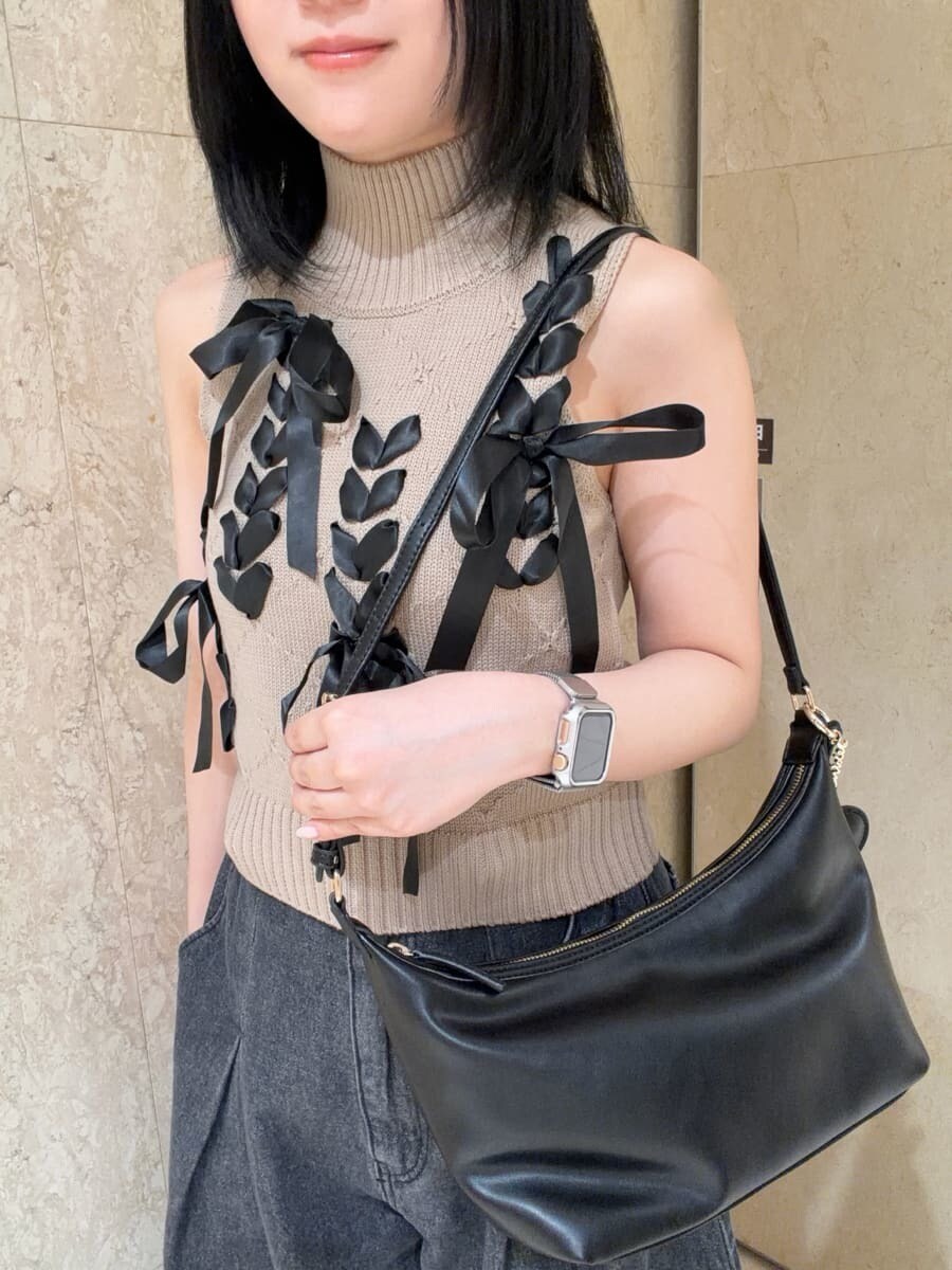 ブラック系のデニムパンツ、ベージュ系のニット/セーター、ブラック系のサンダルを着用したレディースの夏コーディネートの5枚目の写真
