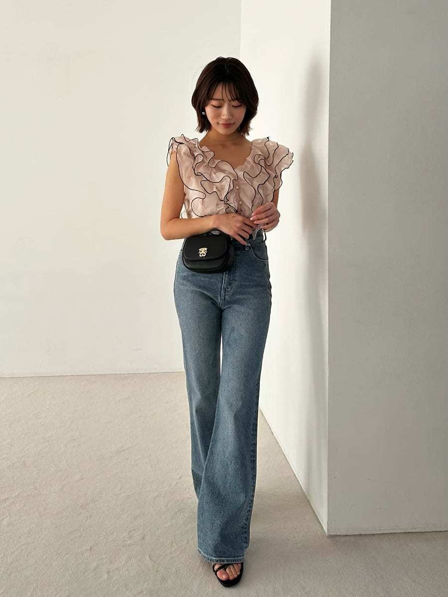 ブルー系のその他パンツ、ベージュ系のシャツ/ブラウス、ブラック系のショルダーバッグを着用したレディースの春コーディネートの4枚目の写真