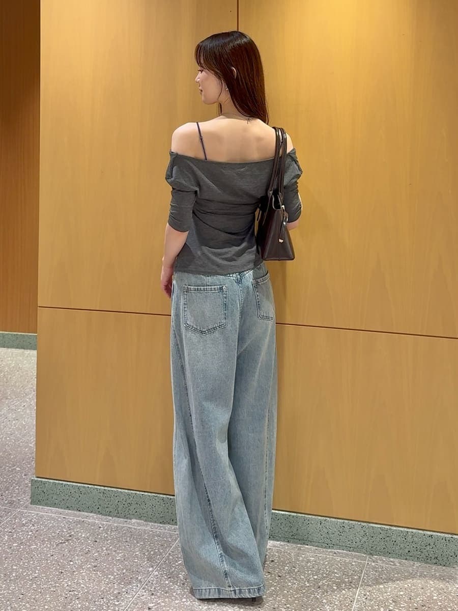 ブルー系のデニムパンツ、グレー系のキャミソール、その他のサンダルを着用したレディースの夏コーディネートの3枚目の写真