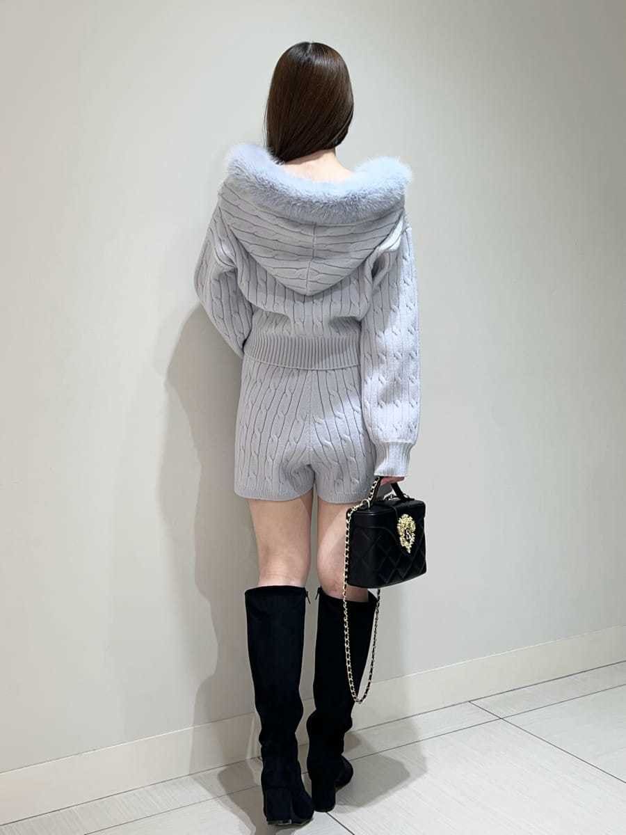 ブルー系のその他パンツ、ブルー系のパーカー、その他のブーツを着用したレディースの秋コーディネートの4枚目の写真