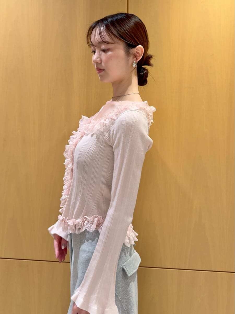 グレー系のその他パンツ、ピンク系のニット/セーター、ブラック系のショルダーバッグを着用したレディースの夏コーディネートの6枚目の写真