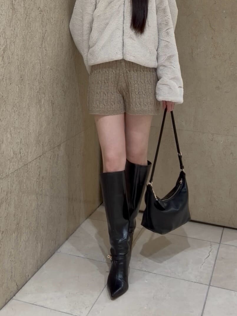 ベージュ系のブルゾン、ブラウン系のその他パンツ、ベージュ系のニット/セーターを着用したレディースの秋コーディネートの5枚目の写真