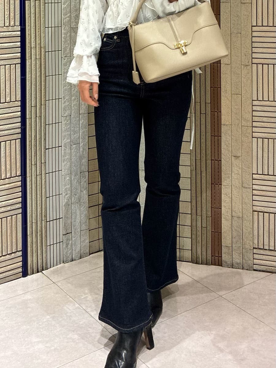 ブラック系のブーツ、ブルー系のその他パンツ、ブルー系のチェスターコートを着用したレディースの冬コーディネートの8枚目の写真