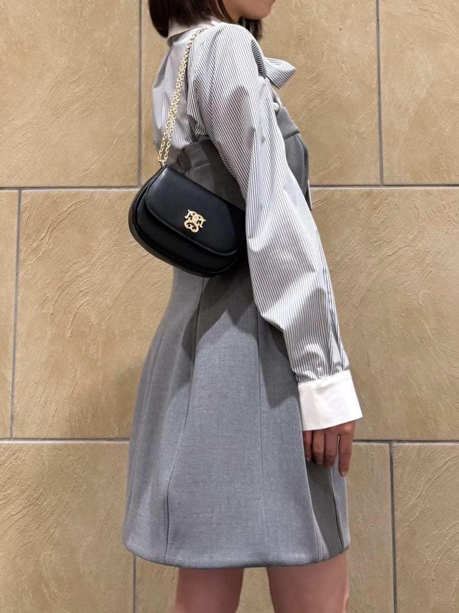 グレー系のワンピース、その他のシャツ/ブラウス、ブラック系のショルダーバッグを着用したレディースの冬コーディネートの6枚目の写真