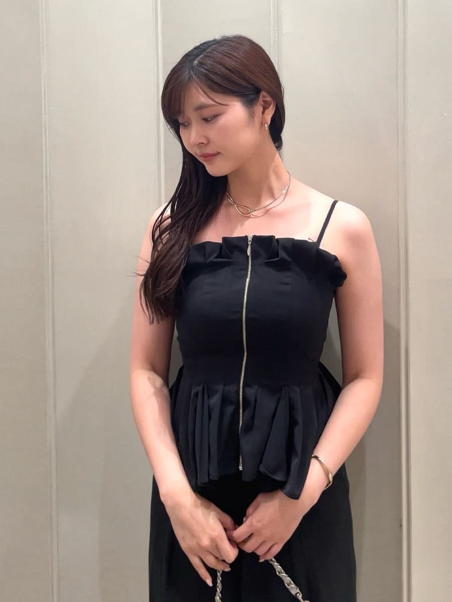 ブラック系のその他パンツ、ブラック系のその他トップス、シルバー系のショルダーバッグを着用したレディースの夏コーディネートの8枚目の写真