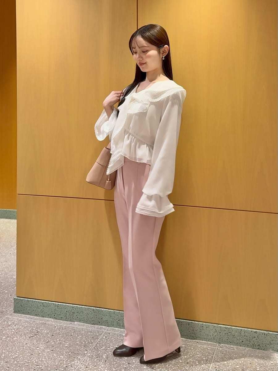 ピンク系のその他パンツ、ピンク系のショルダーバッグ、ホワイト系のシャツ/ブラウスを着用したレディースの冬コーディネートの2枚目の写真