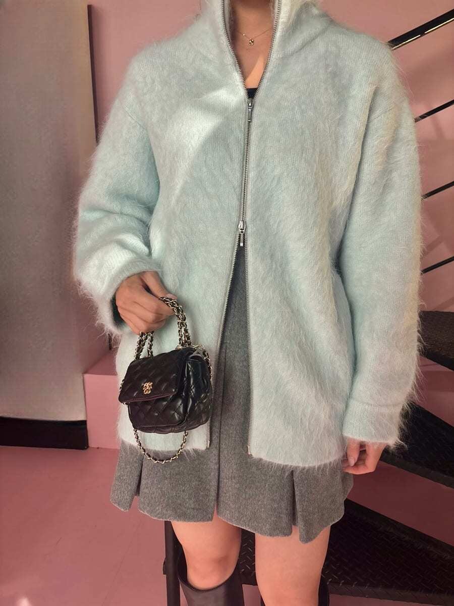 グリーン系のブルゾン、グレー系のスカート、ブラック系のショルダーバッグを着用したレディースの秋コーディネートの5枚目の写真