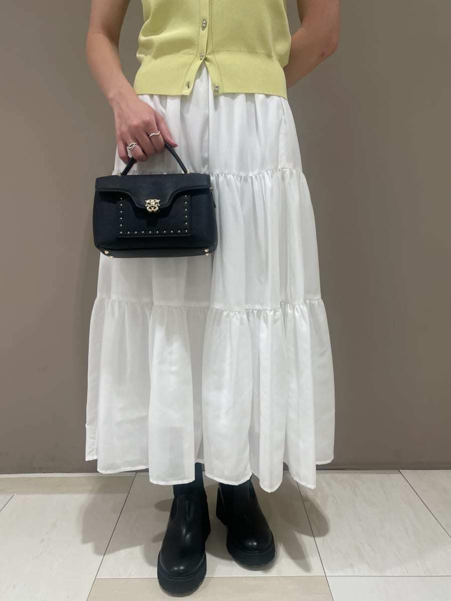 グリーン系のワンピース、ブラック系のショルダーバッグを着用したレディースの夏コーディネートの4枚目の写真