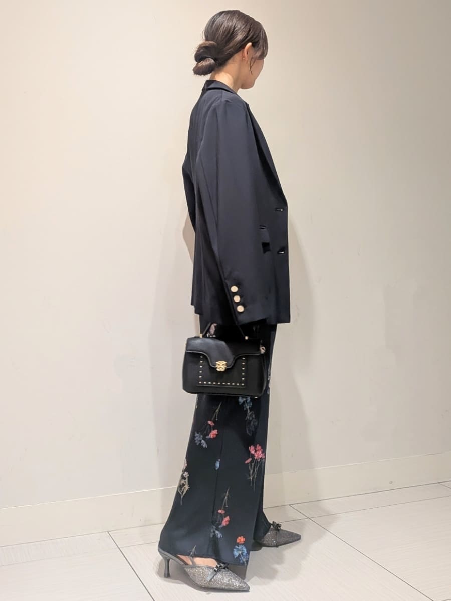 ブルー系のテーラードジャケット、ブラック系のショルダーバッグを着用したレディースの秋コーディネートの2枚目の写真