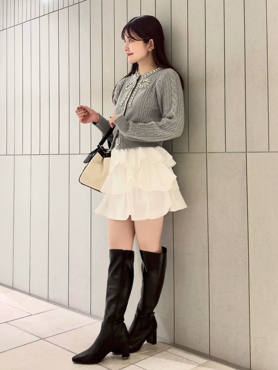 ホワイト系のその他パンツ、グレー系のニット/セーター、ブラック系のブーツを着用したレディースの秋コーディネートの3枚目の写真
