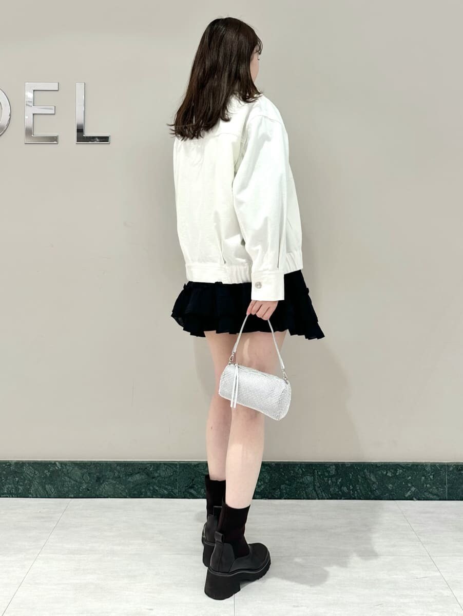 ホワイト系のブルゾン、ブラック系のその他トップスを着用したレディースの冬コーディネートの4枚目の写真