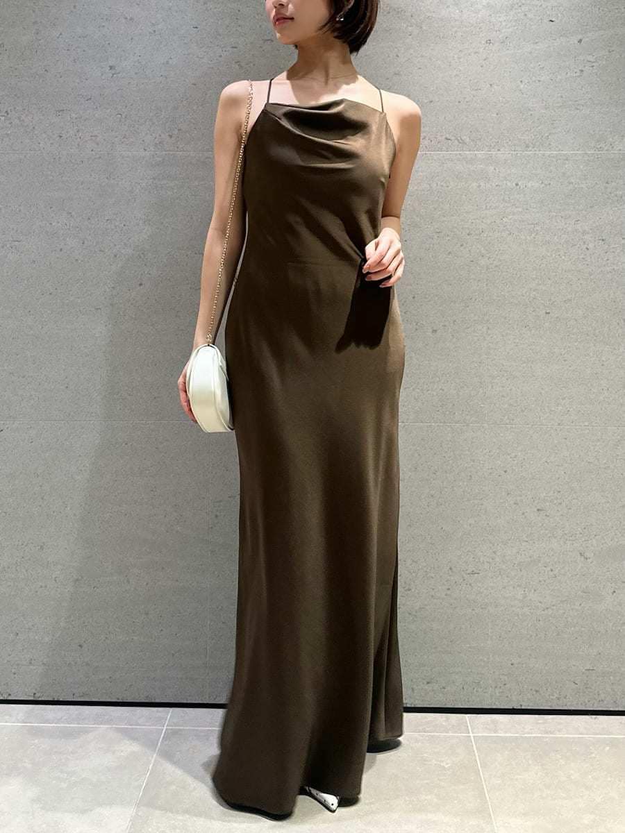 その他のパンプス、ホワイト系のショルダーバッグ、ブラウン系のワンピースを着用したレディースの春コーディネートの4枚目の写真