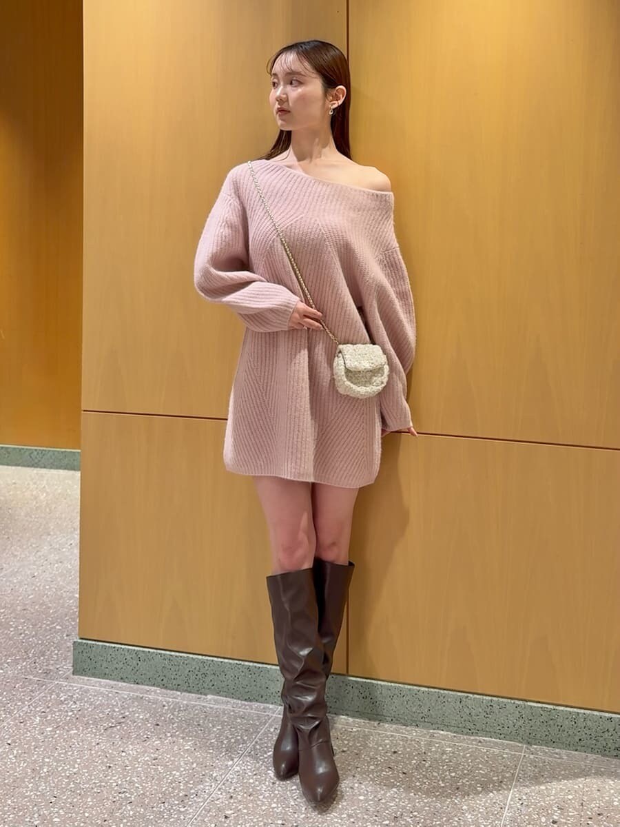 ホワイト系のショルダーバッグ、ピンク系のワンピースを着用したレディースの冬コーディネートの3枚目の写真