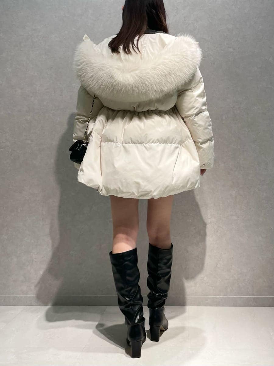 ブラック系のショルダーバッグ、ホワイト系のダウンジャケット/コート、グレー系のその他パンツを着用したレディースの冬コーディネートの4枚目の写真