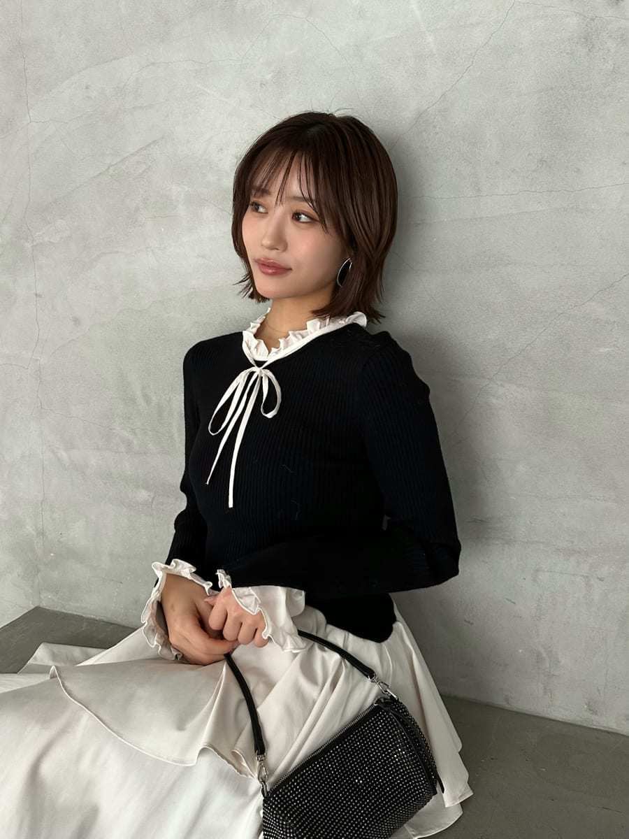 ブラック系のブーツ、ブラック系のワンピースを着用したレディースの冬コーディネートの8枚目の写真