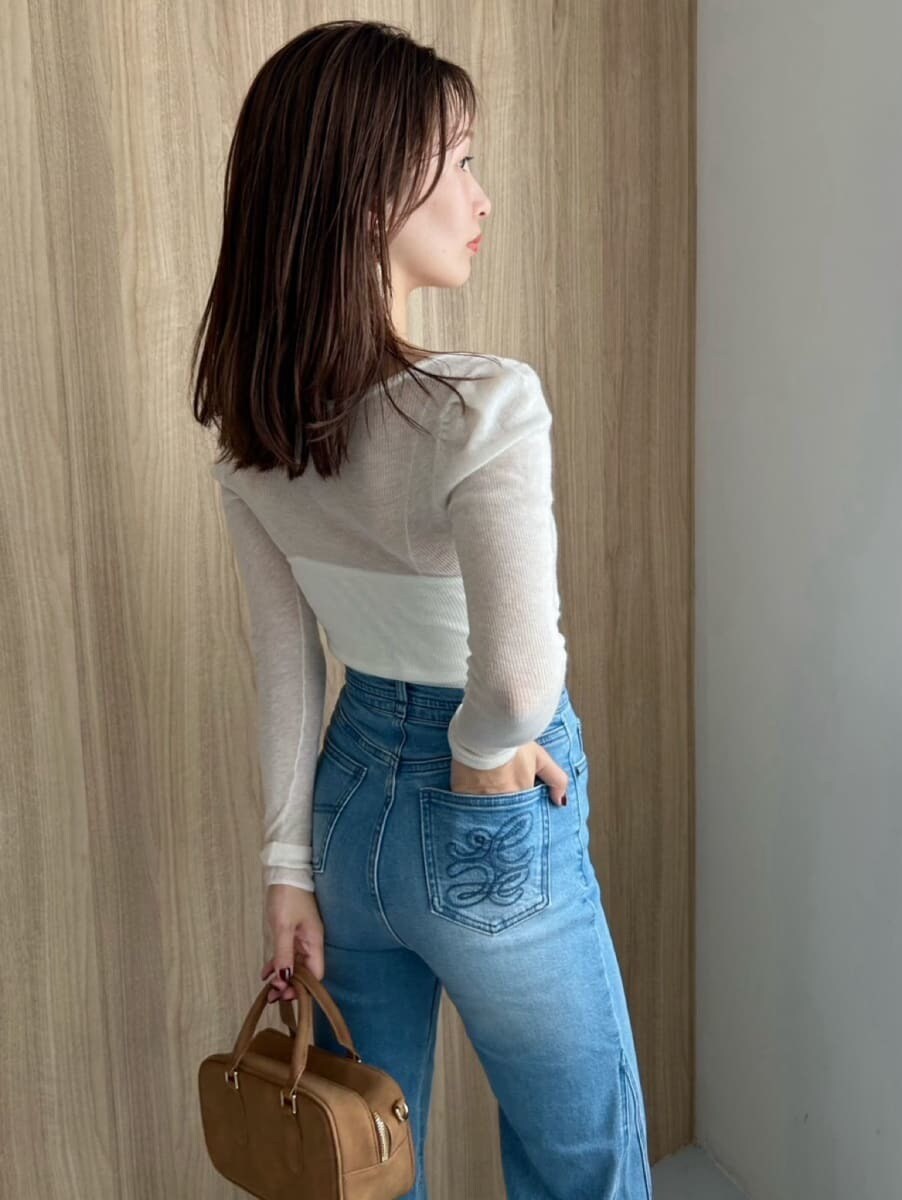 ブルー系のデニムパンツ、その他のパンプス、イエロー系のボストンバッグを着用したレディースの夏コーディネートの3枚目の写真