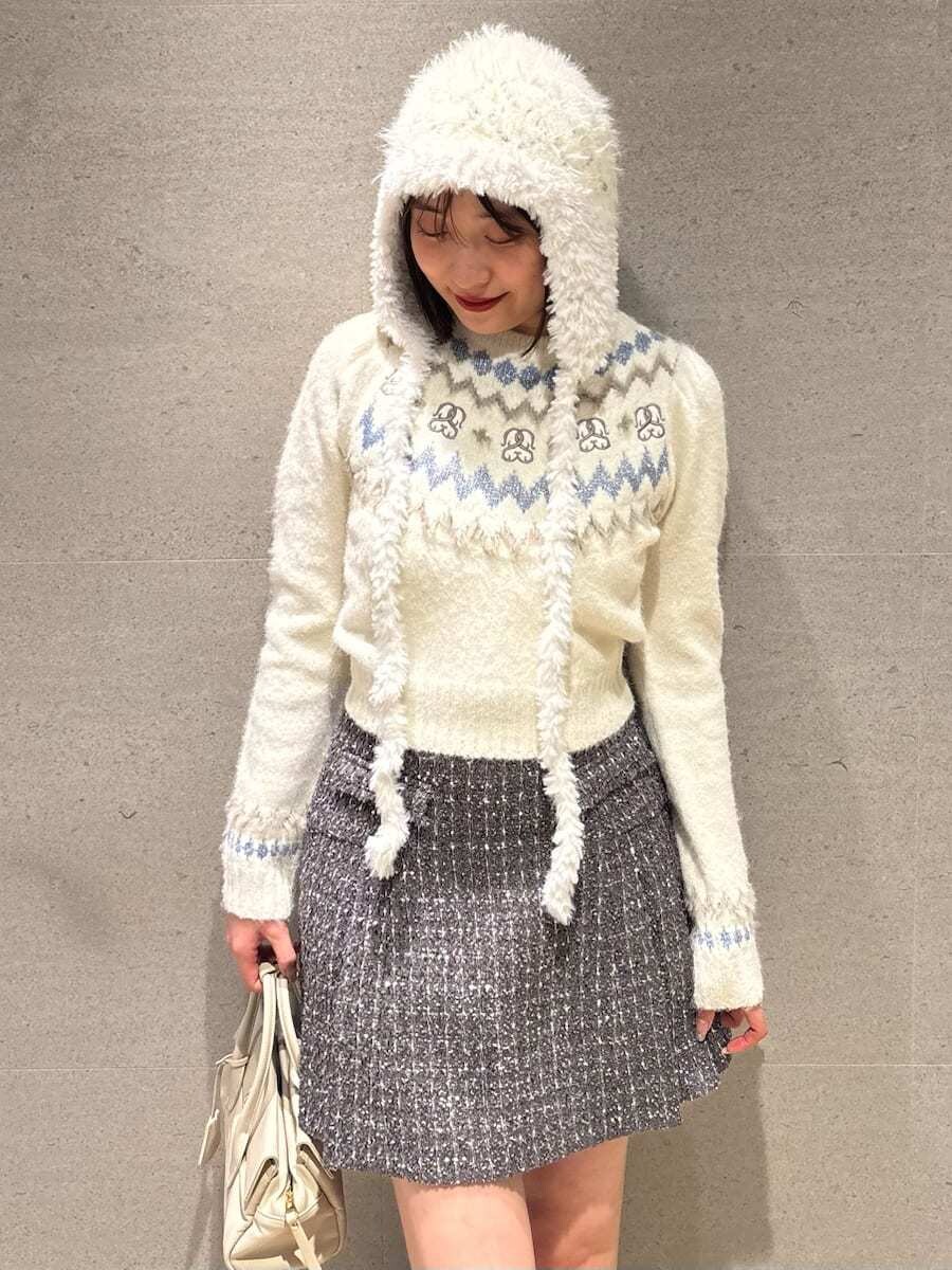 ブラック系のブーツ、グレー系のスカート、ホワイト系のニット/セーターを着用したレディースの冬コーディネートの5枚目の写真