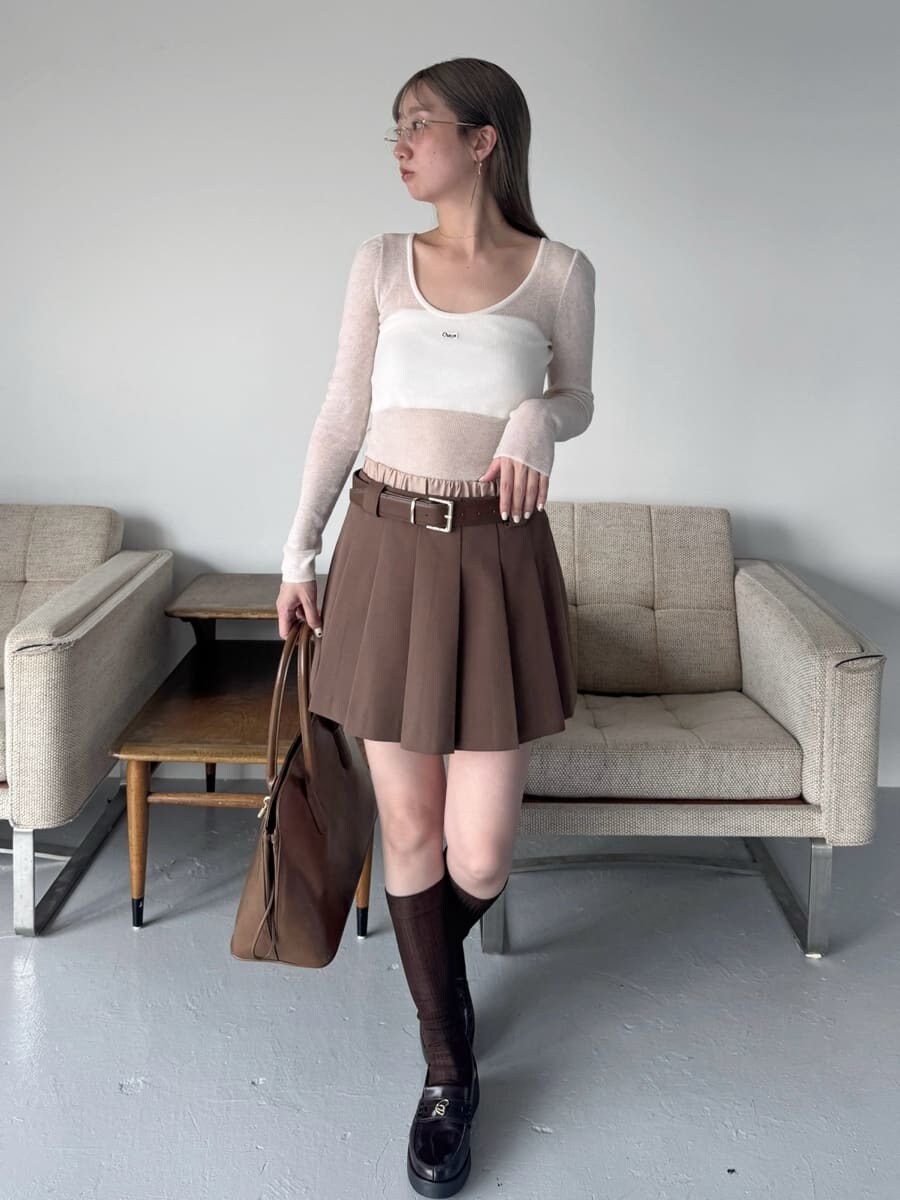 ホワイト系のニット/セーター、ブラウン系のその他パンツ、ブラウン系のハンドバッグを着用したレディースの夏コーディネートの3枚目の写真