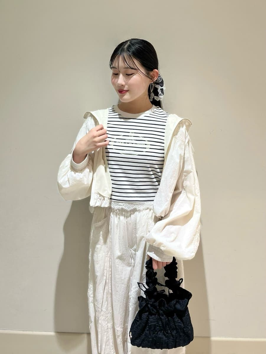 ホワイト系のブルゾン、ホワイト系のその他パンツ、その他のTシャツ/カットソーを着用したレディースの春コーディネートの4枚目の写真