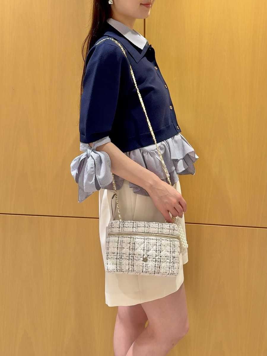 ホワイト系のその他パンツ、ブルー系のニット/セーター、ベージュ系のサンダルを着用したレディースの春コーディネートの6枚目の写真